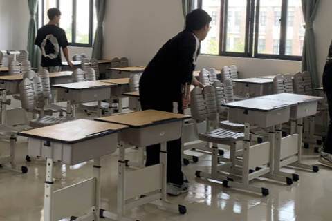梦见在教室里扫地预示什么 学生梦到教室扫地有何寓意