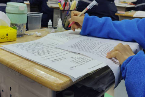 梦见在教室里做题不会做代表什么 女性梦见此情境有何特殊意义