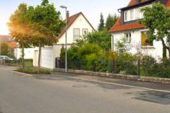 房屋左边有路好不好 植物或水景能否改善