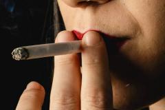 梦见自己抽烟暗示着什么 女人梦到抽烟要警惕