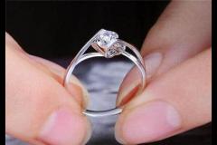 属虎女生戴蛇戒指的讲究 生肖饰品佩戴左右手有何说法