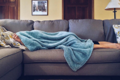 搬家后能在客厅睡觉吗风水好吗 睡客厅对运气的影响