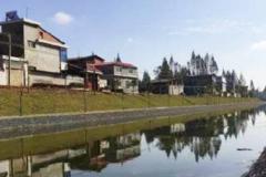 房子左边有水沟有什么风水影响 距离住宅过近的弊端