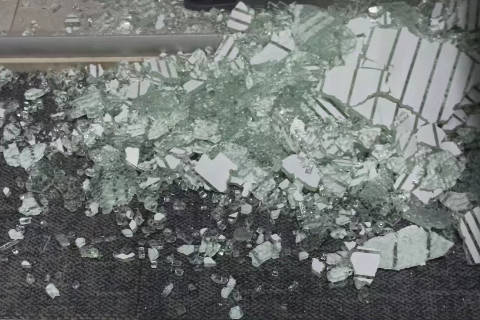梦见别人家玻璃碎了 梦到玻璃碎是好事还是坏事