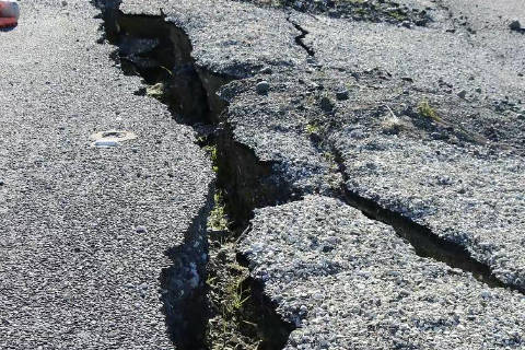 梦见地震特别真实但人没事 这种梦是不是预示着什么