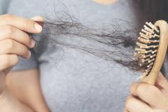 做梦梦见掉了很多头发 女性梦到掉头发要警惕四种病