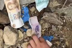 梦到自己捡钱越捡越多 梦见一边走一边捡钱